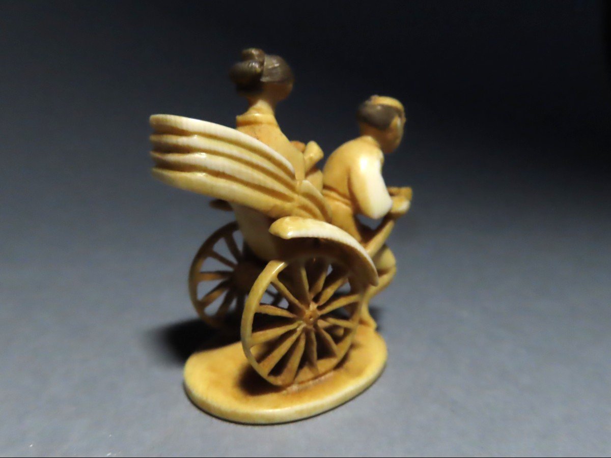 Netsuke en ivoire. Pousse-pousse en route. Gyokuzan, Japon époque  Meiji (1868-1912 )-photo-4