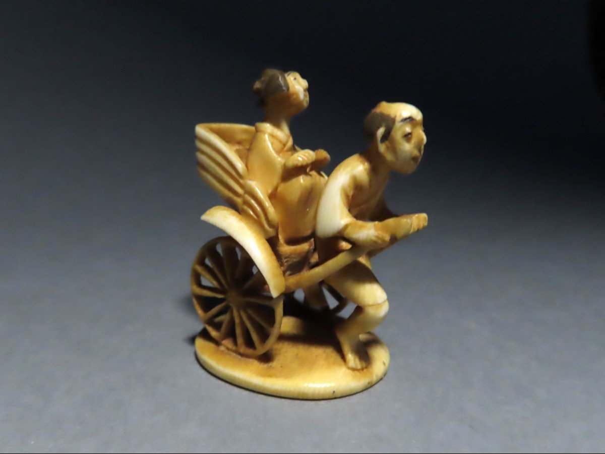 Netsuke en ivoire. Pousse-pousse en route. Gyokuzan, Japon époque  Meiji (1868-1912 )-photo-1