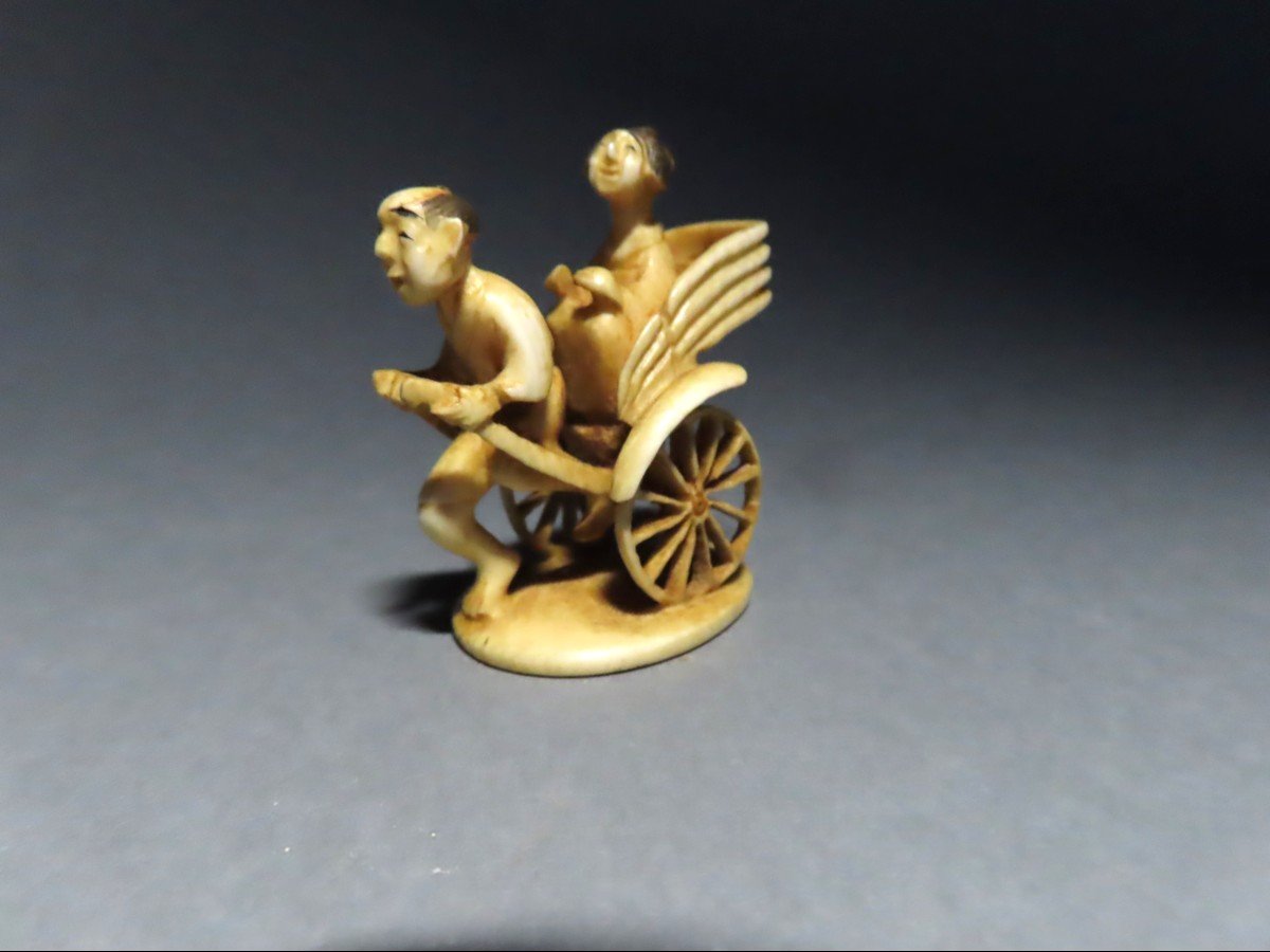 Netsuke en ivoire. Pousse-pousse en route. Gyokuzan, Japon époque  Meiji (1868-1912 )