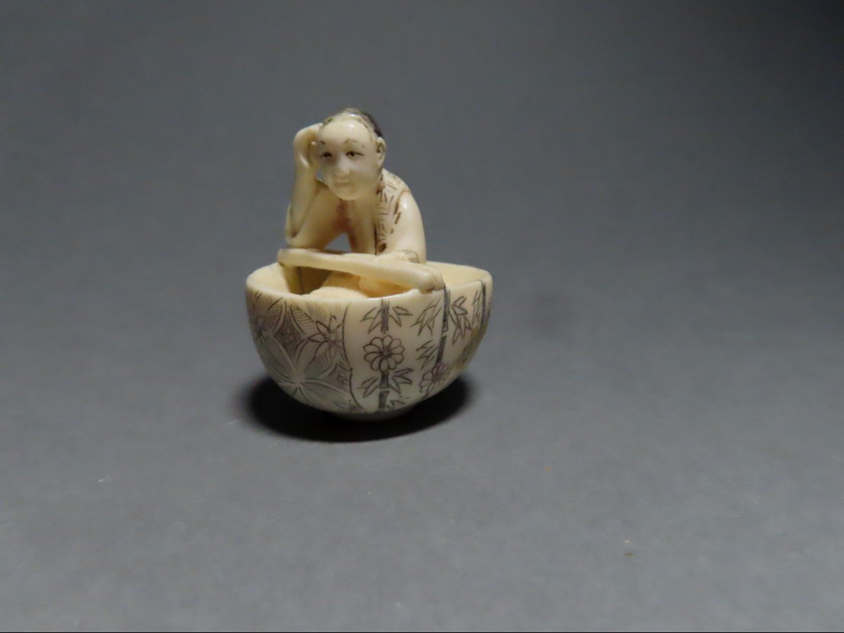 Netsuke en ivoire.  Homme dans un bol. Japon époque Taisho (1912-1928 )-photo-2