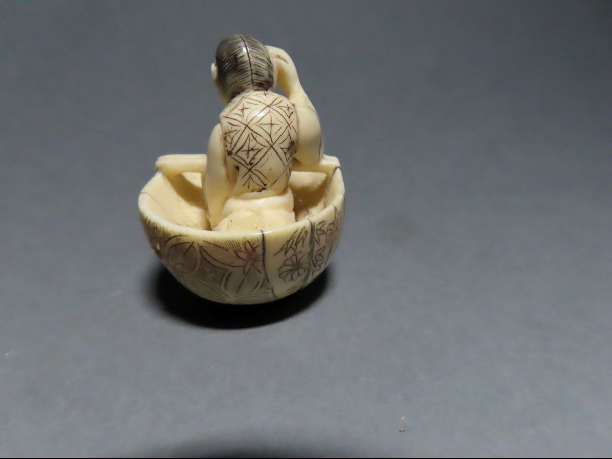 Netsuke en ivoire.  Homme dans un bol. Japon époque Taisho (1912-1928 )-photo-4