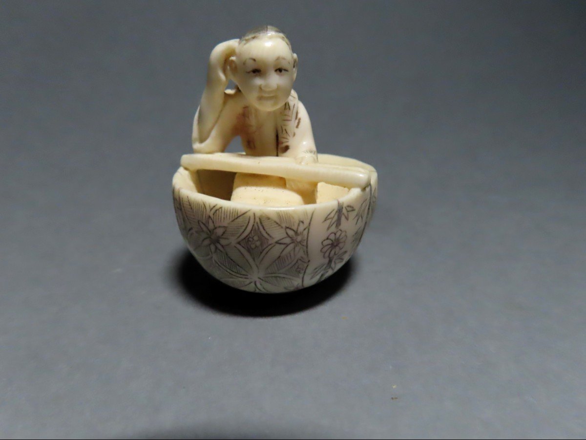 Netsuke en ivoire.  Homme dans un bol. Japon époque Taisho (1912-1928 )-photo-2