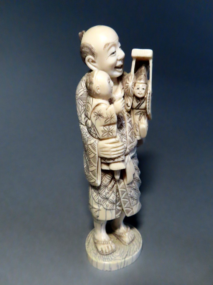 Okimono en ivoire. Le marionnettiste et l'enfant. Japon époque Taisho (1912-1928 )-photo-2