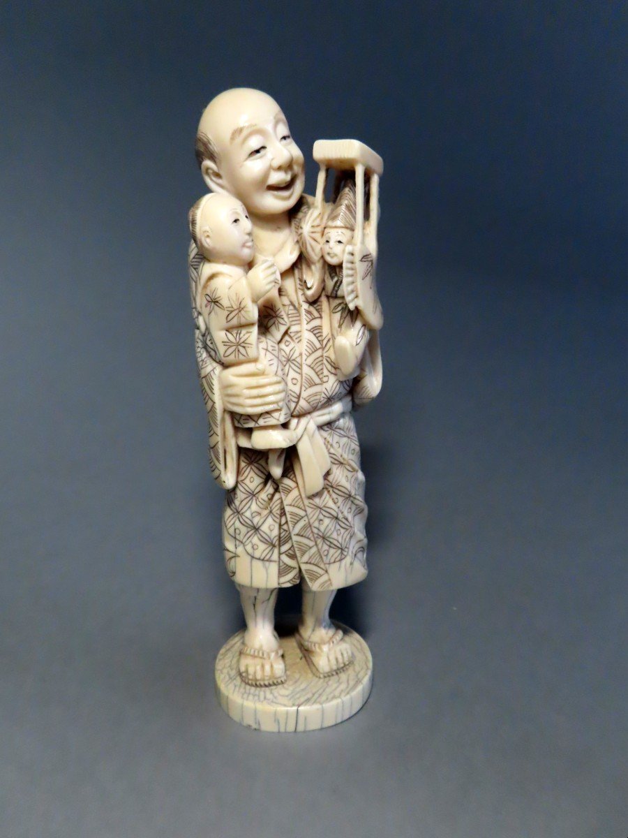 Okimono en ivoire. Le marionnettiste et l'enfant. Japon époque Taisho (1912-1928 )