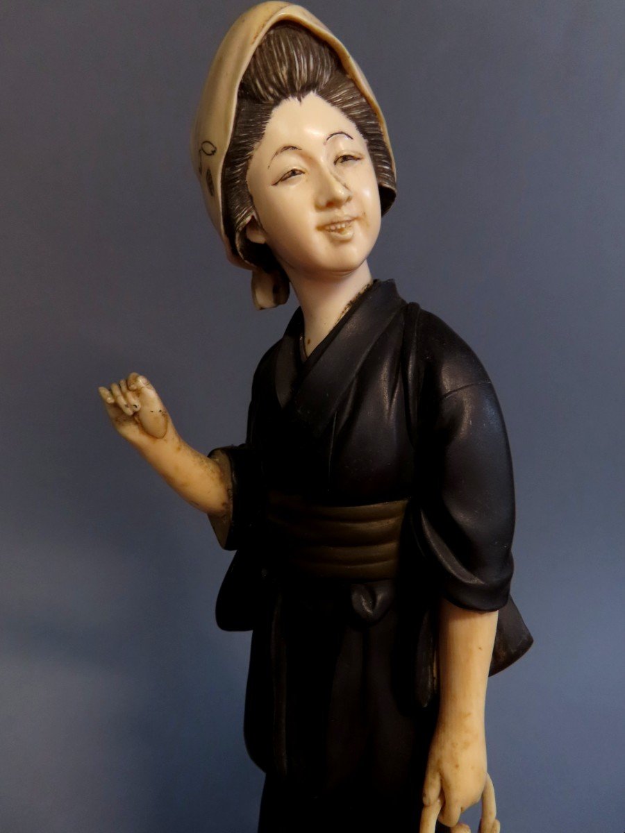 Okimono Bronze And Ivory, Chryselephantine. Young Woman With A Teapot. Japan, Meiji (1868-1912)-photo-2