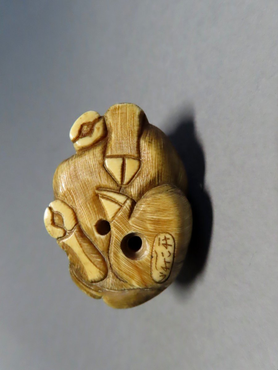 Netsuke en ivoire. Buffle couché. Japon époque Meiji (1868-1912 )-photo-3