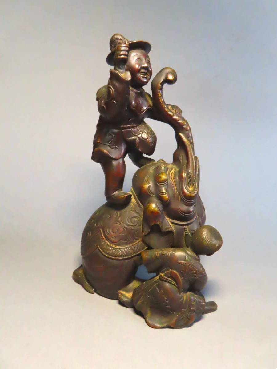 Okimono en bronze. Elephanteau , son cornac et un karako. Japon époque Meiji (1868-1912 )