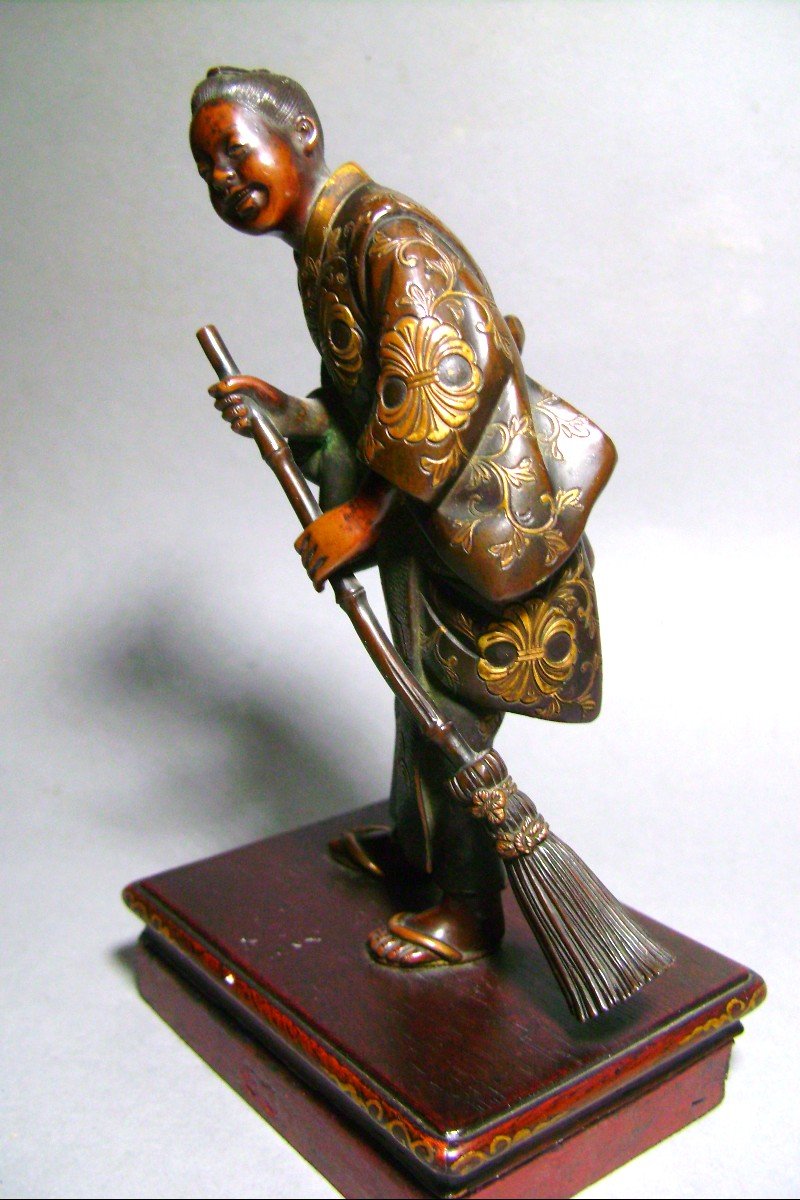 Okimono en bronze . Le balayeur. Signé Miyao . Japon début époque Meiji (1868-1912 )-photo-3