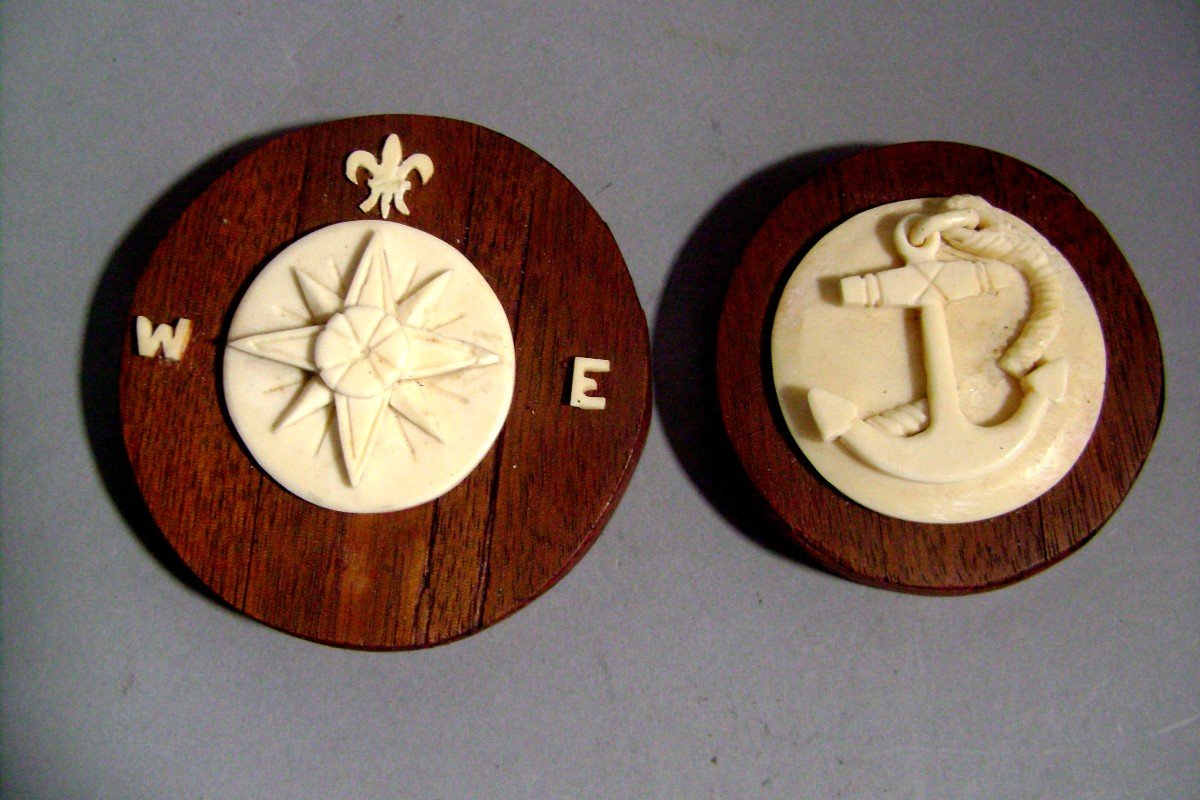 Deux scrimshaws,  Ancre et rose des vents. Début XXème.