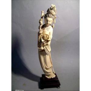 Okimono en ivoire. Grande Gwan-yin. Chine 1912-30