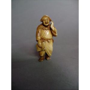 Netsuke en ivoire. Scène de rue. Crieur . Japon époque Meiji (1868-1912 )