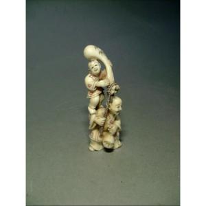 Netsuke In Ivory. Father And Son. Japan Taisho Period (1912-1928)