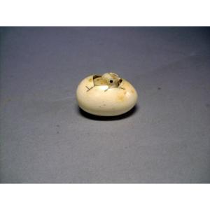 Netsuke In Ivory. Chick In The Egg. Sign. Japan Meiji Period (1868-1912)