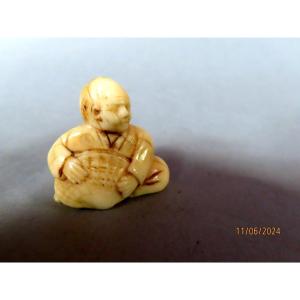 Netsuke en ivoire. Pêcheur de coquilles Saint Jacques. Japon fin époque EDO (1663-1868 )