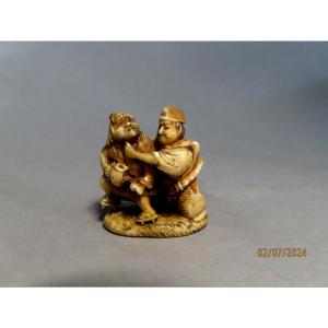 Netsuke en ivoire. Le samouraï et le buveur. Japon époque Meiji (1868-1912 )