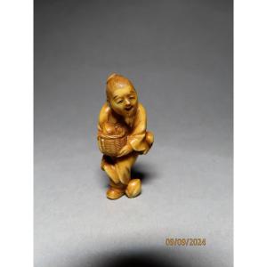 Netsuke en Ivoire.  Le marchand de fruits. Japon époque Meiji (1868-1912 )