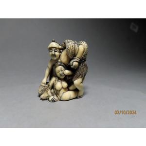 Erotic Netsuke In Ivory. Fisherman And Sinner. Japan Taisho Period (1912-1928)