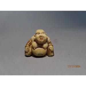 Netsuke en ivoire. Hotei bedonnant. Japon époque Meiji (1868-1912 )