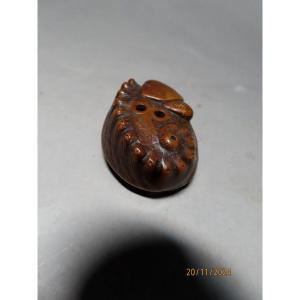 Netsuke en  bois. Ormeau, awabi. Signé Tomonobu, Japon époque Meiji (1868-1912 )