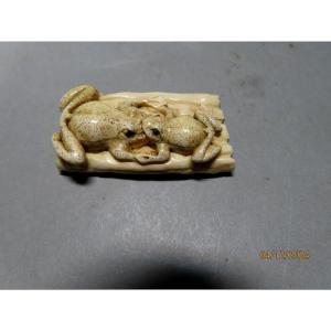 Netsuke  en ivoire . Deux grenouilles sur un radeau. Japon époque Taisho (1912-1928 )