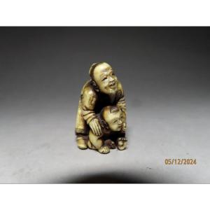 Netsuke en ivoire. Vieil  homme et enfant. Signé Mitsunobu, école d'Osaka. Japon ère Meiji 