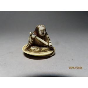 Netsuke en ivoire. Shojo dans une coupe à sake. Signé Ryumin, école d'EDO. Japon époque Meiji .