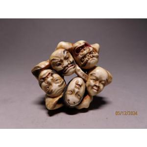 Netsuke en ivoire. 11 masques de théâtre Nö. Signé Hakuunsai, école de Tokyo. Japon Meiji.