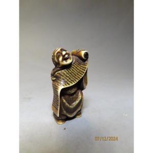 Netsuke en ivoire. Le poète Kanzan lisant son kakemono. Japon époque Meiji. (1868-1912 )