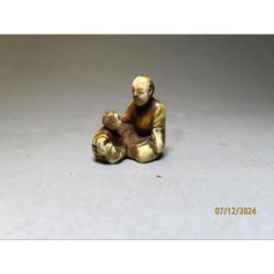 Netsuke en ivoire.  Père et fils. Signé Norishige, école de Tokyo. Japon époque Edo (1603-1868)