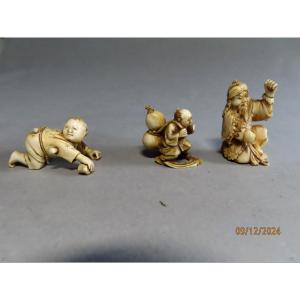 Trois Netsuke en ivoire.  Le général Kanu, un marcheur et un karako. Japon époque Meiji.