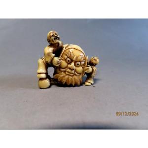 Netsuke en ivoire. Artisan  au masque de théâtre NÖ. Japon époque Taisho (1912-1928 )