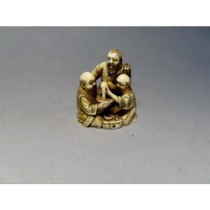 Netsuke en ivoire. Trois shojo  à l'apéritif. Japon époque Meiji.