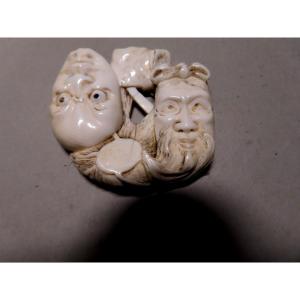 Netsuke en ivoire. Deux Masques Nô, Jô. Japon Meiji.