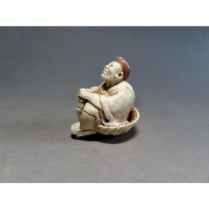 Netsuke  en ivoire. Le rêveur. Japon époque Taisho (1912-1928 )