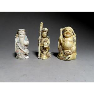 Trois netsuke en ivoire.  Hotei, un notable et Hannya. Japon époque Taisho (1912-1928 )