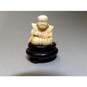 Netsuke en ivoire. Dignitaire agenouillé. Signé Gyokumin, école de Nagoya, Japon ère Meiji .