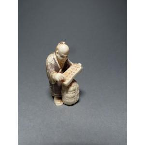 Netsuke en ivoire. commerçant au boulier. Japon époque Taisho (1912-1928 )