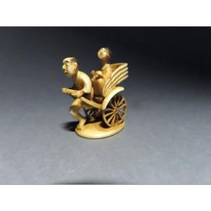 Netsuke en ivoire. Pousse-pousse en route. Gyokuzan, Japon époque  Meiji (1868-1912 )