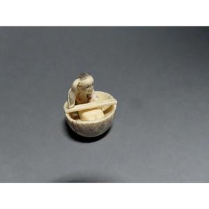 Netsuke en ivoire.  Homme dans un bol. Japon époque Taisho (1912-1928 )