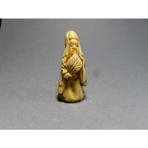 Netsuke en ivoire. Le dieu Fukurokuju . Japon époque  Meiji (1868-1912 )