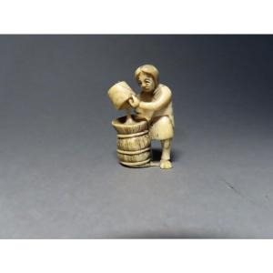 Netsuke En Ivoire. Vieille Femme. Japon époque Meiji (1868-1912 )