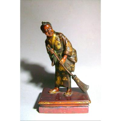 Okimono en bronze . Le balayeur. Signé Miyao . Japon début époque Meiji (1868-1912 )
