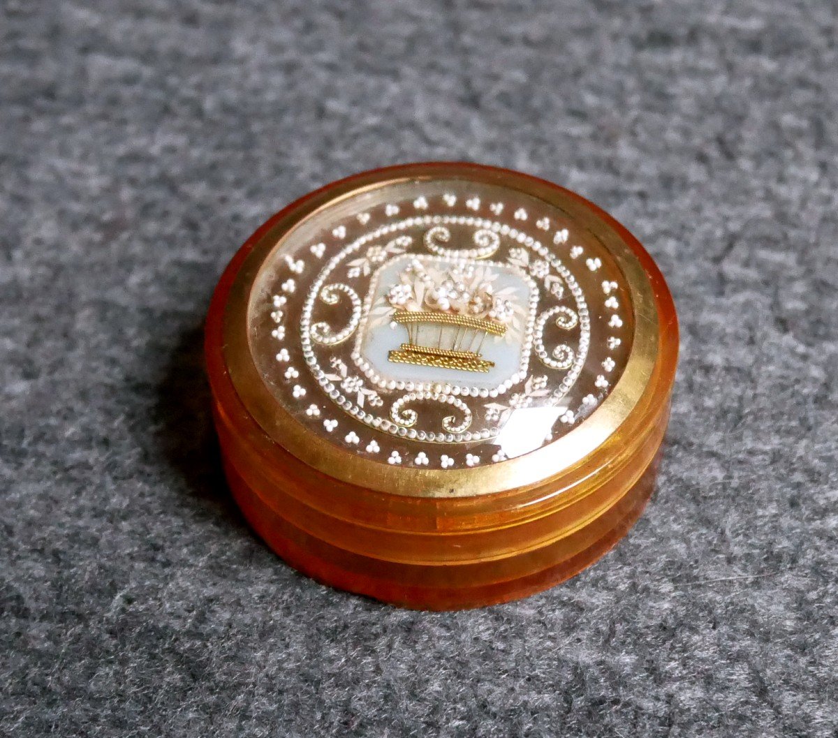 Round Box, Snuff Box, Tortoiseshell And Fixed Under Glass With Basket Decor, Empire, 18th Century