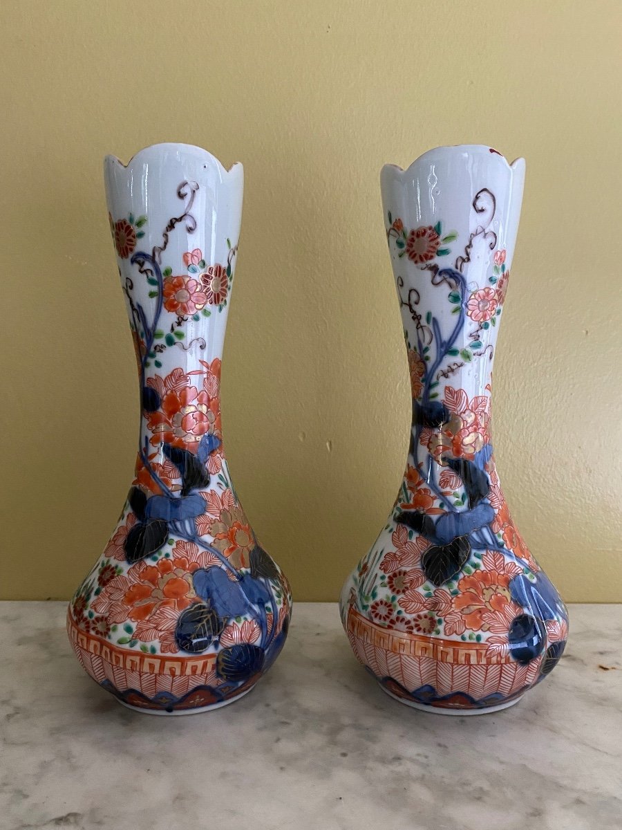 Paire De Petits Vases En Porcelaine De Imari, Japon, Epoque Début XXème