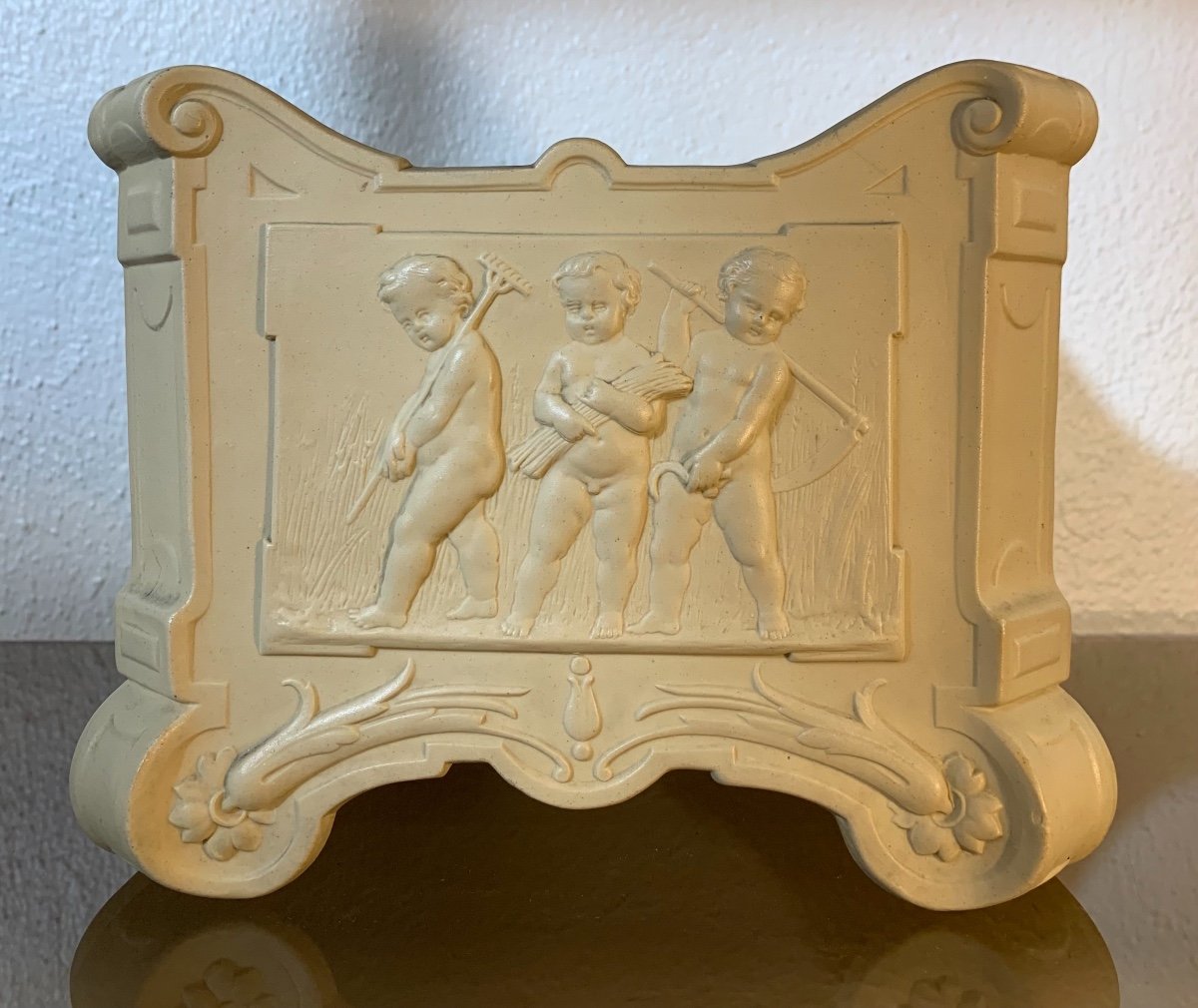 Jardinière Aux Putti En Biscuit De Porcelaine, Sarreguemine?, Epoque Fin XIXème