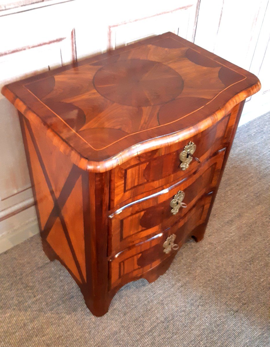 petite commode en olivier et satiné d'époque Louis XIV