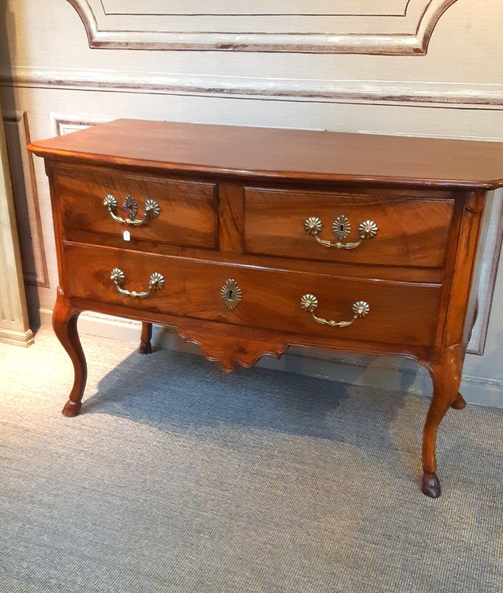 commode en sauteuse, d'époque Louis XV, en noyer