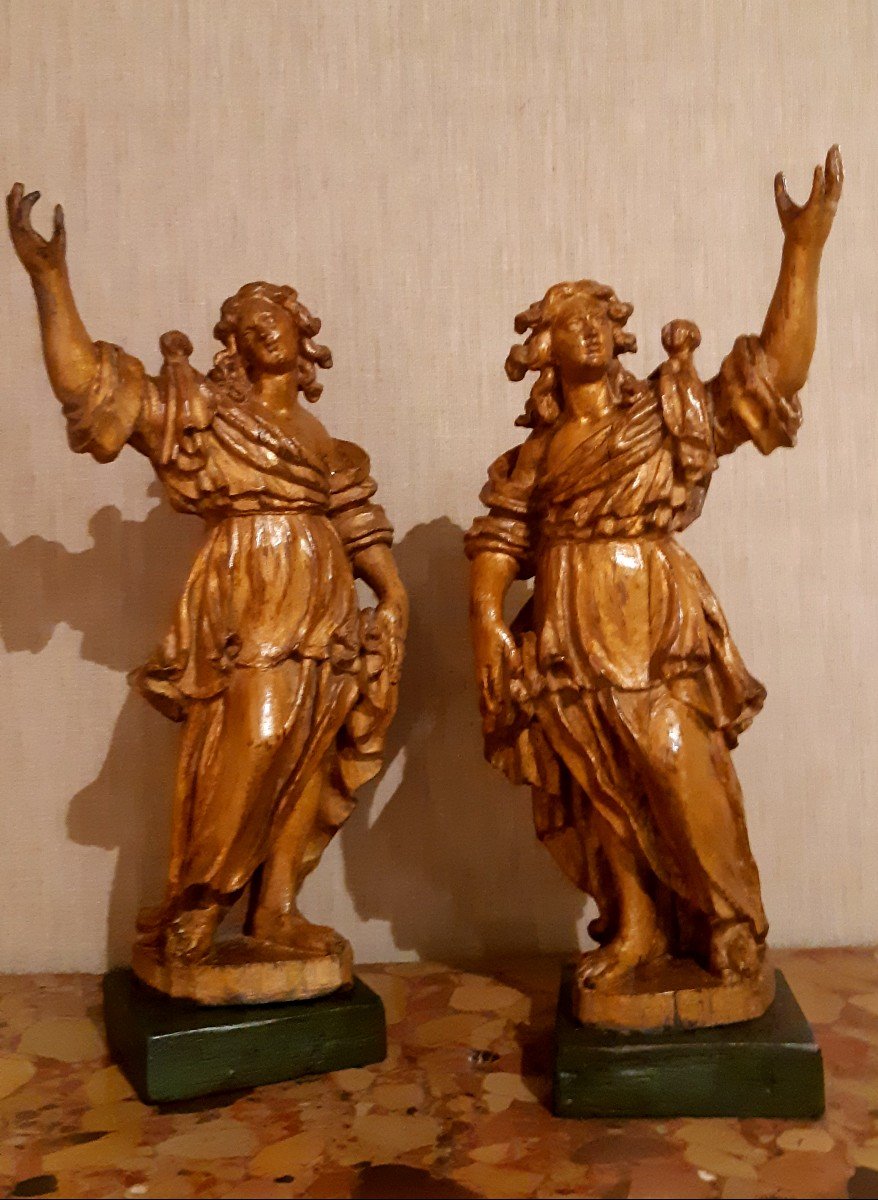 Paire de statuettes en chêne doré, d' époque Louis XIV.