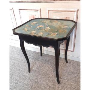petite table laquée noire, à plateau tapisserie, d'époque Louis XV