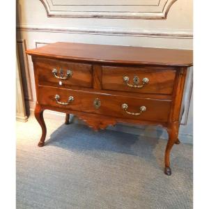 commode en sauteuse, d'époque Louis XV, en noyer